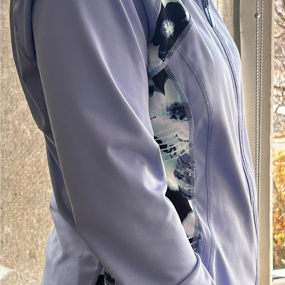 Fila jacket, zippered front, zippered side pockets, sleeve cuffs with thumb hole - Picture 3 of 12